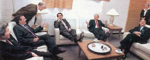 Bush con Aznar poniendo los pies en la mesa